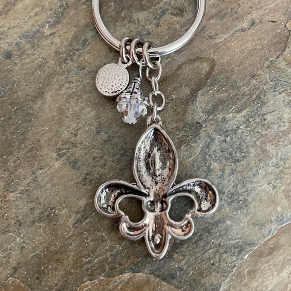 NWOT Rustic Fleur De Lis Crystal 3 Charm Keychain - Picture 4 of 4